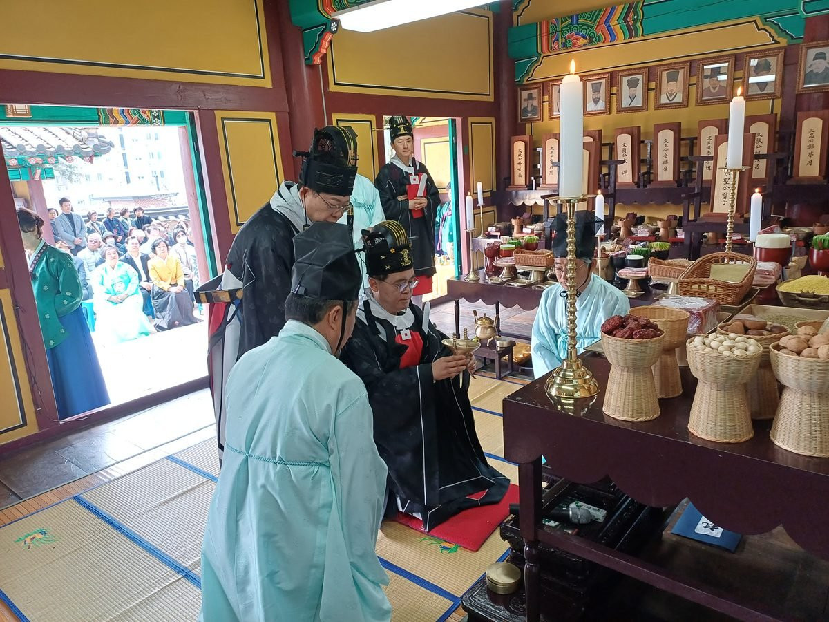 춘기석전 초헌관 헌작