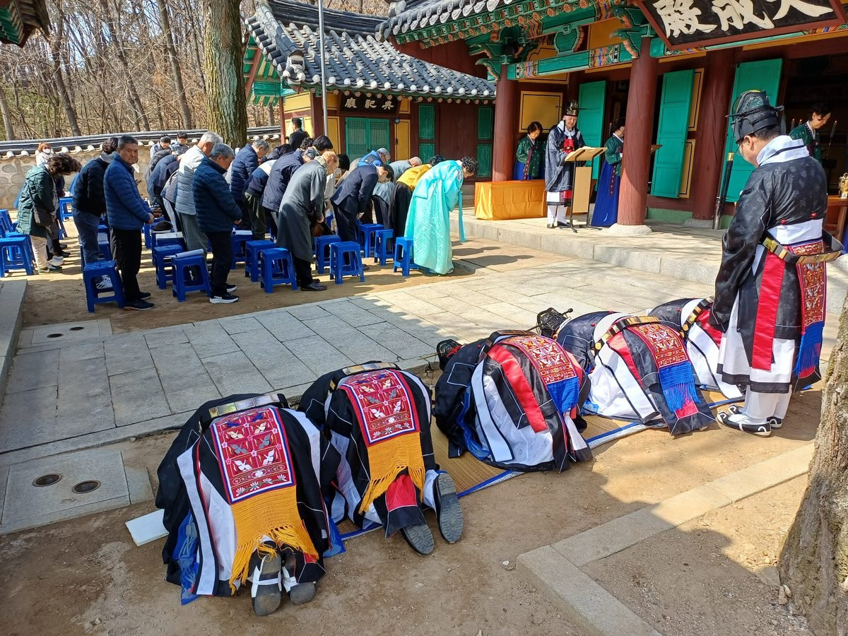 춘기석전 헌관 사배