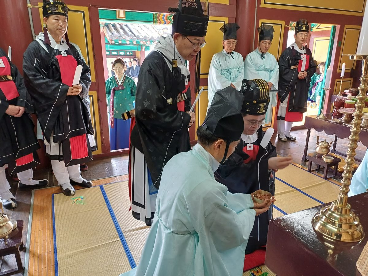 춘기석전 초헌관 분향