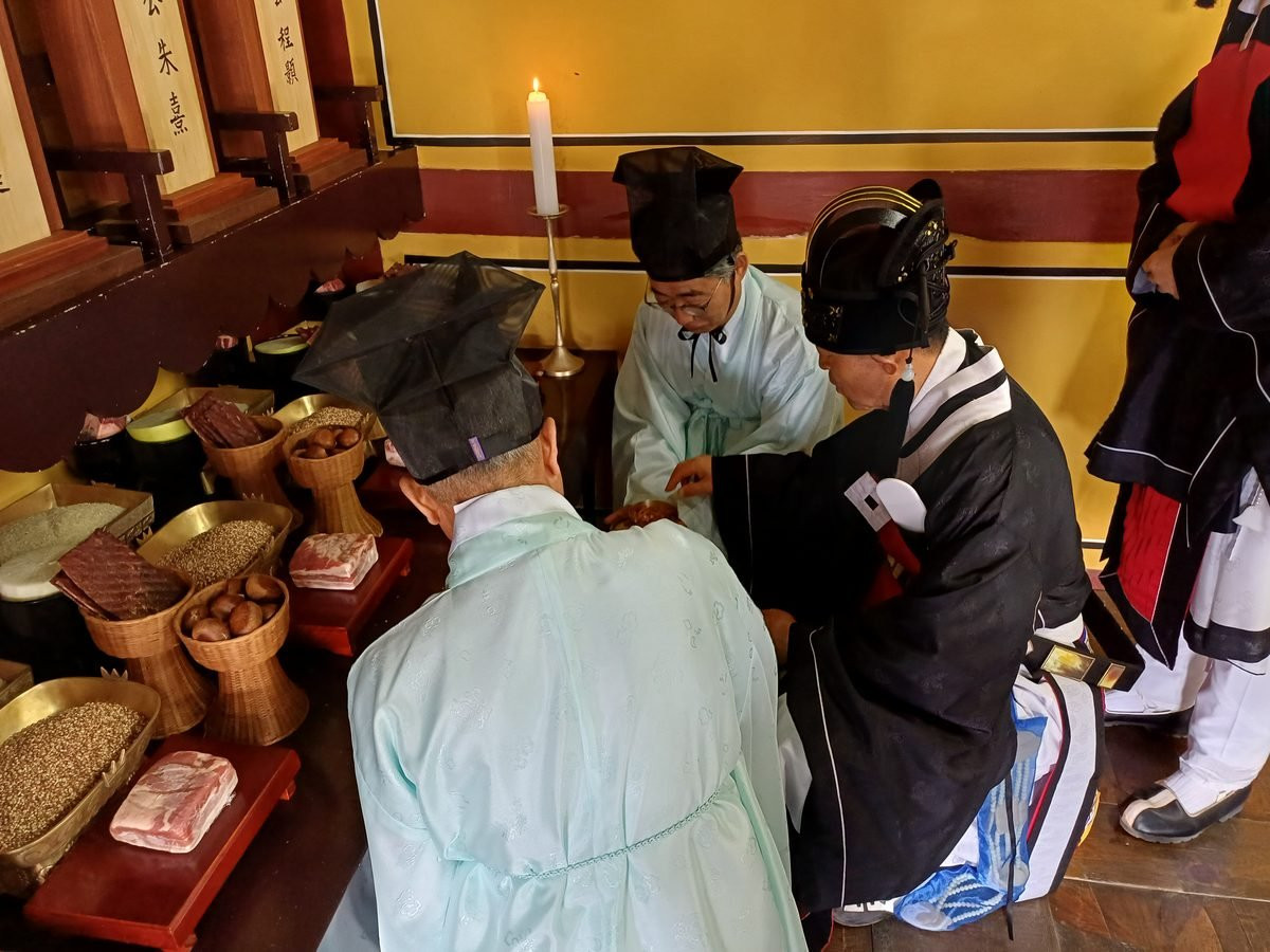 춘기석전 서분헌관 분향