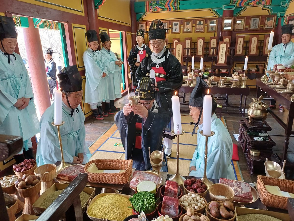 춘기석전 아헌관 오성위 헌작