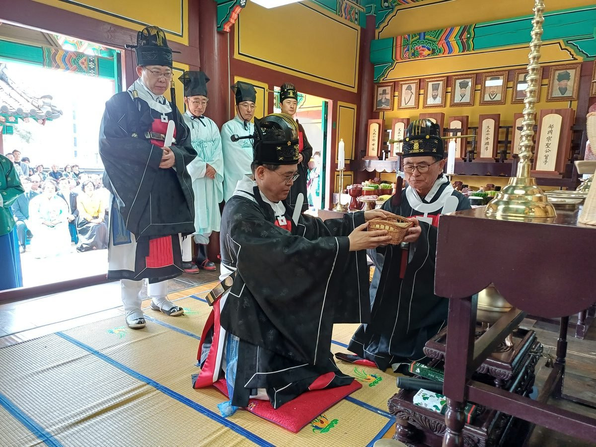 춘기석전 초헌관 헌폐 수 축관